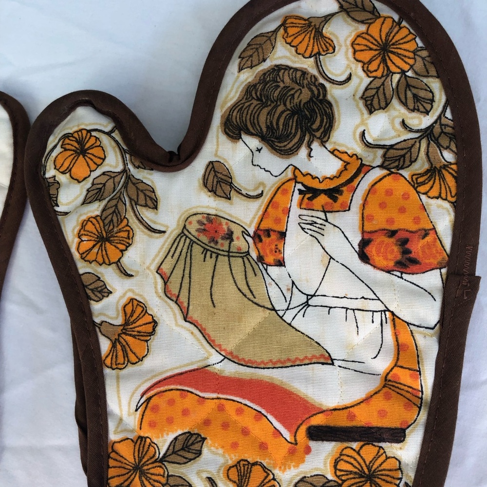 Vintage Style Embroidered Oven Mitts - Orange and Brown - Set of 3